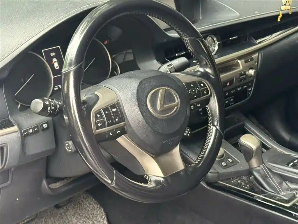 Lexus ES 2015 300h Luxury