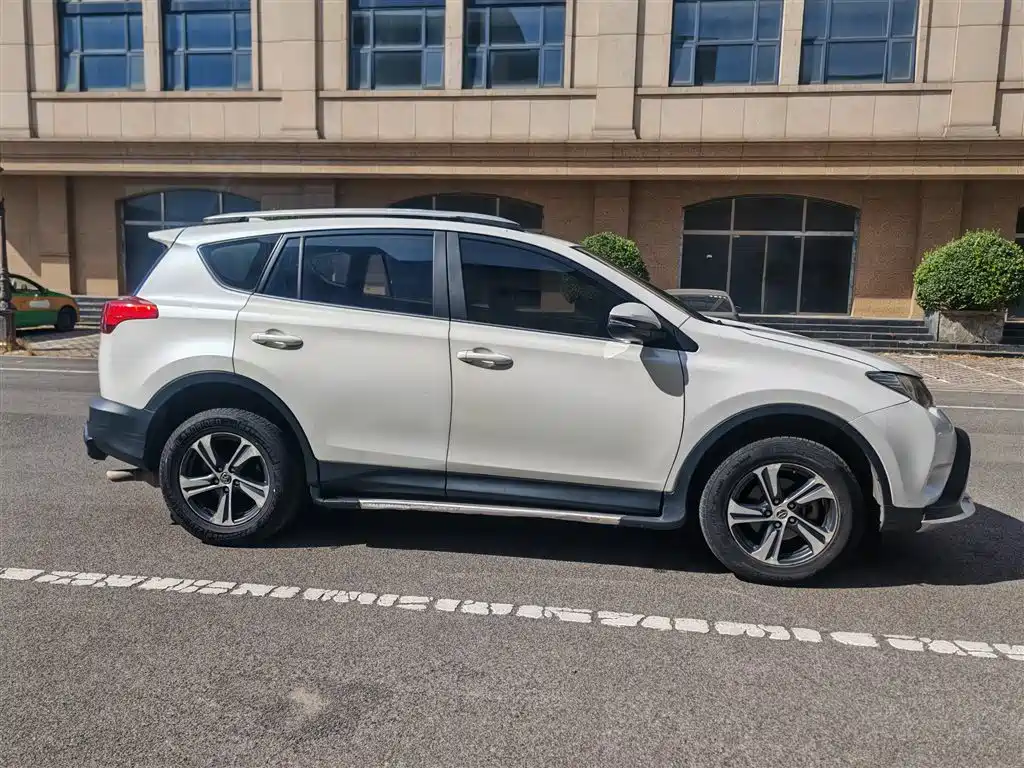Toyota RAV4 — миниатюра 8