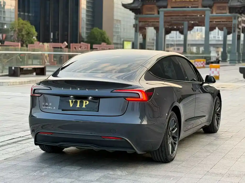 Tesla Model 3 — миниатюра 4