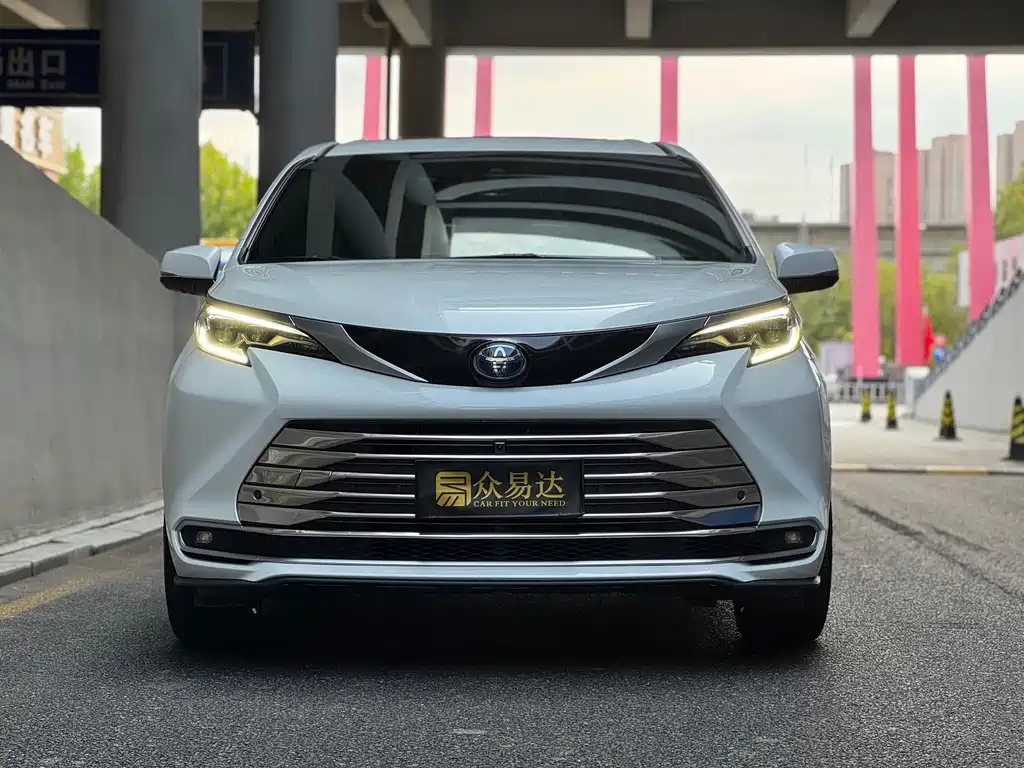 Toyota Sienna — миниатюра 2