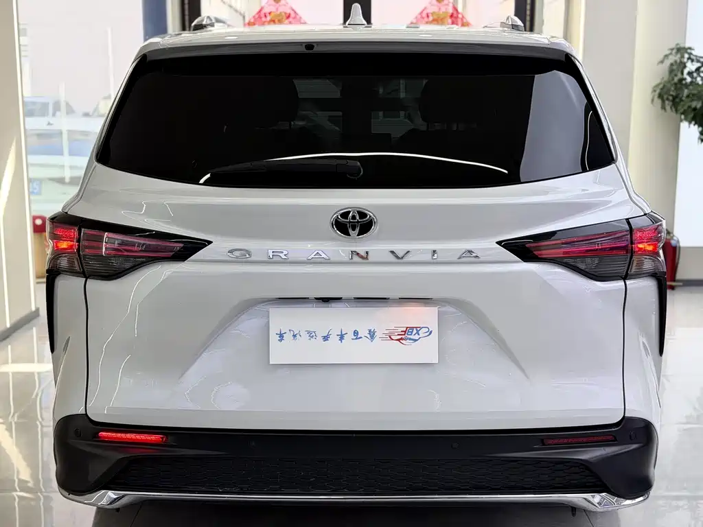 Toyota Granvia — миниатюра 10