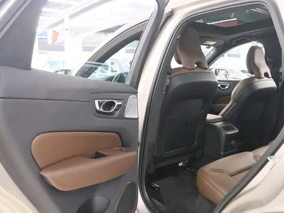 Volvo XC60 PHEV — миниатюра 13