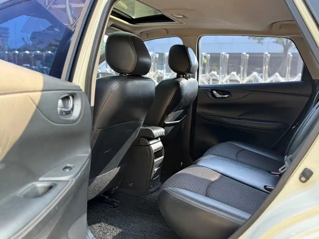 Nissan Tiida — миниатюра 7