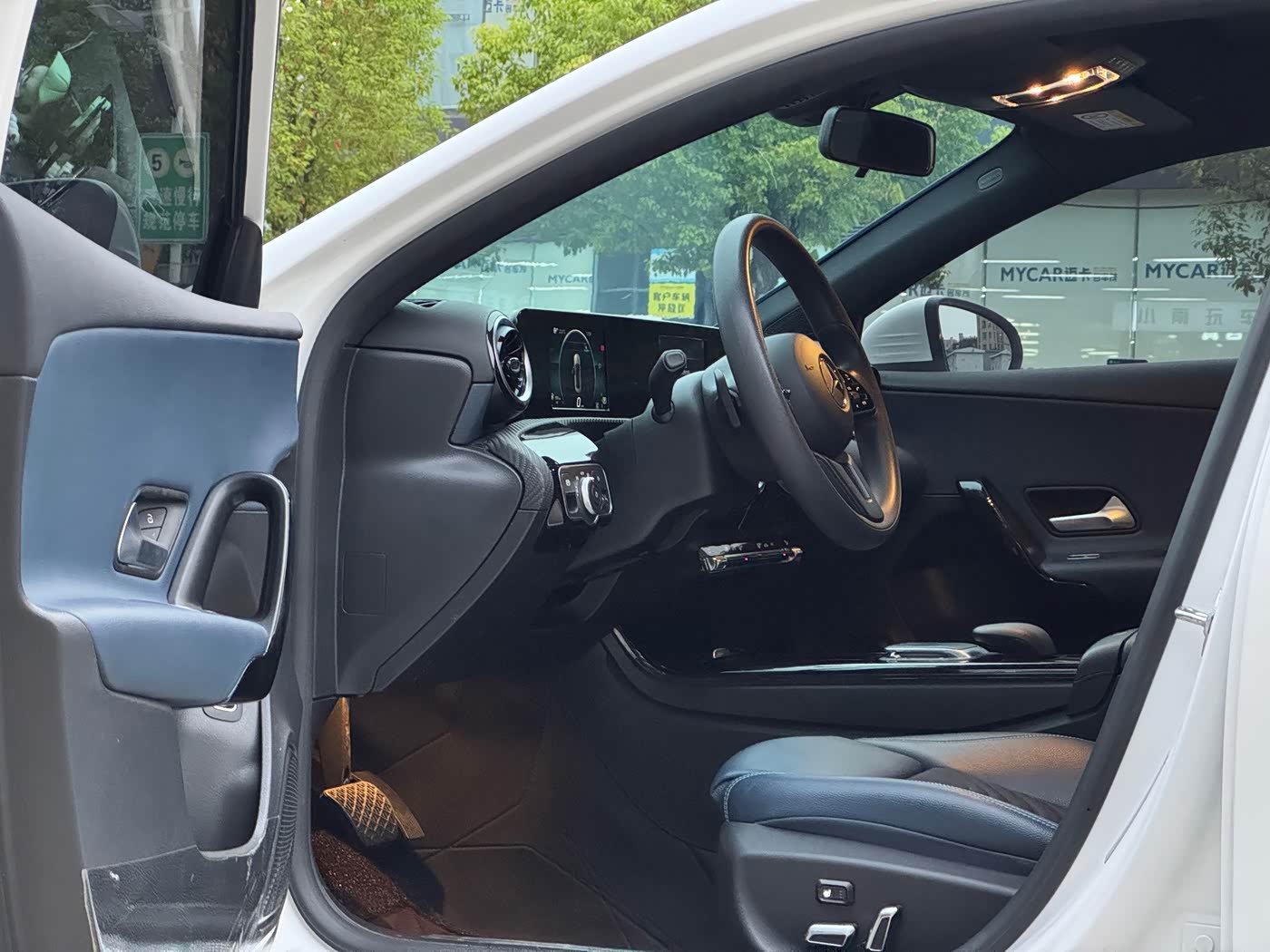 Mercedes-Benz A-Class 1.3 л 2022 г. Белый, пробег 28000 км