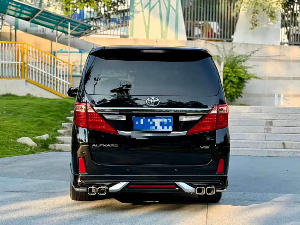 Toyota Alphard — миниатюра 8