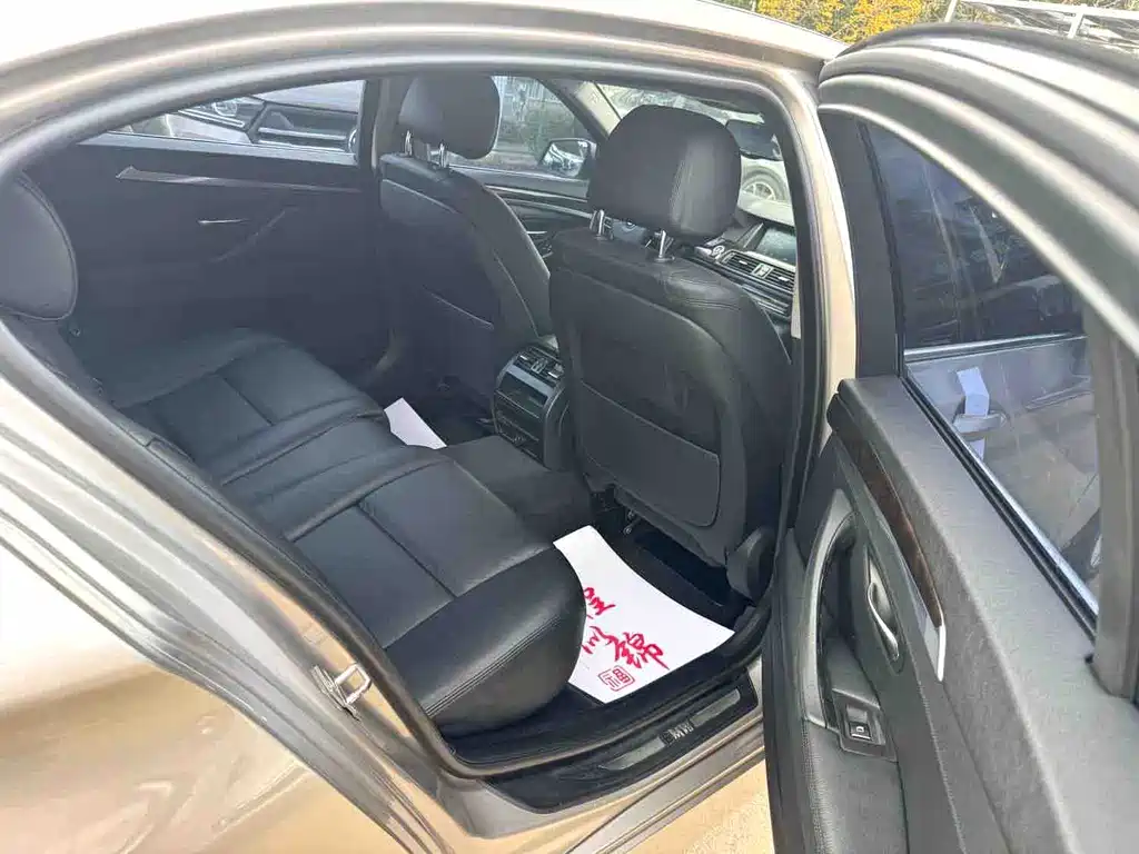 BMW 5 Series — миниатюра 9