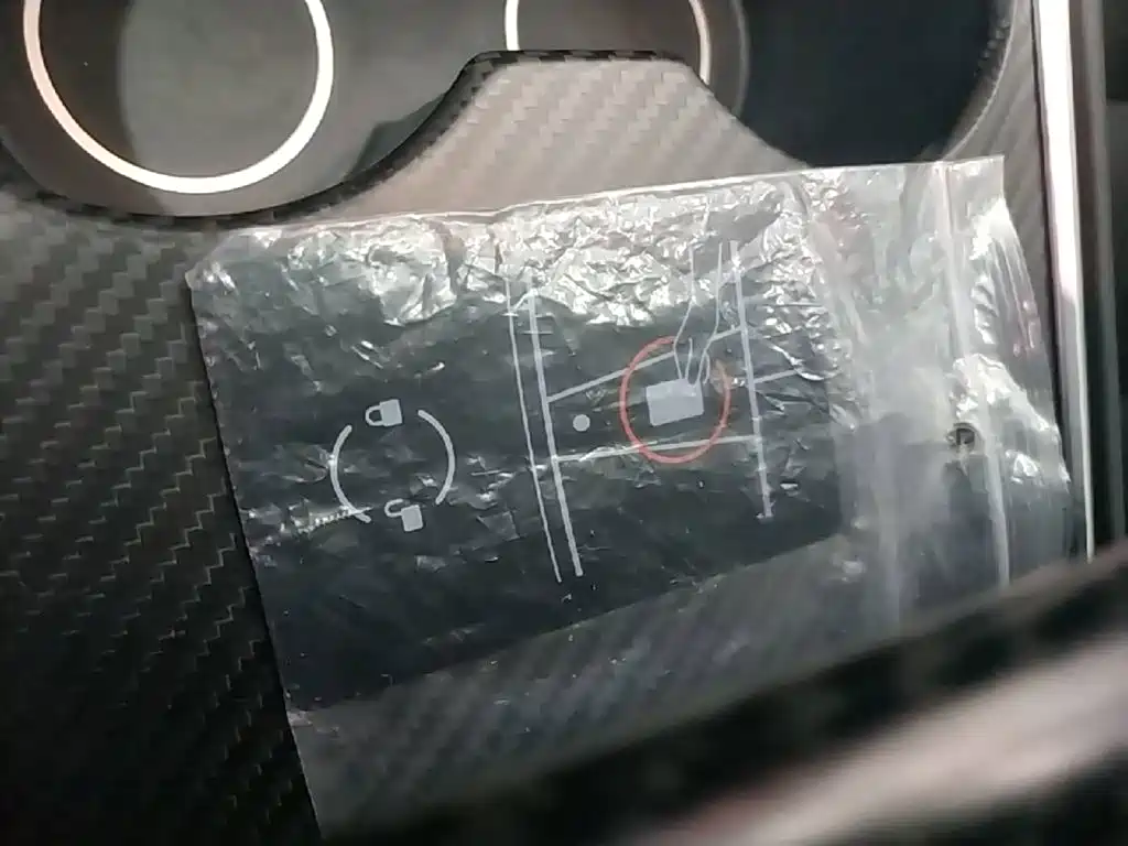 Tesla Model Y — миниатюра 9
