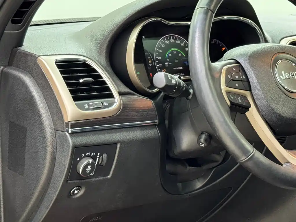 Jeep Grand Cherokee (Import) — миниатюра 17