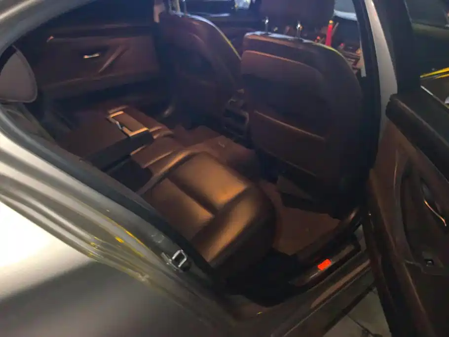 BMW 5 Series — миниатюра 11