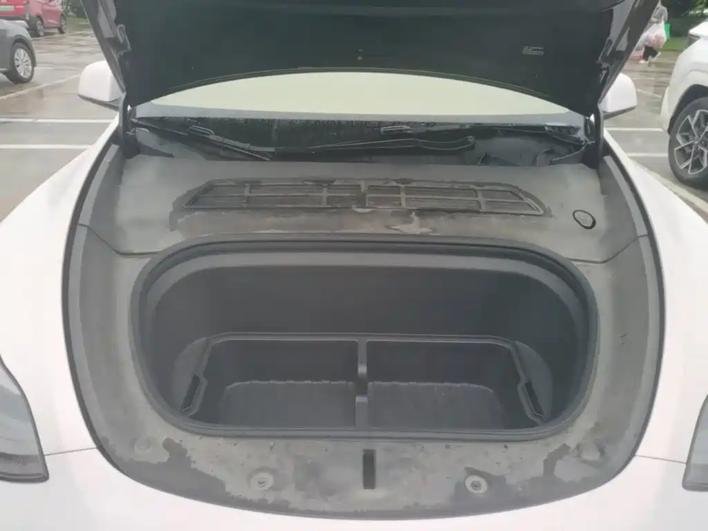Tesla Model Y — миниатюра 20