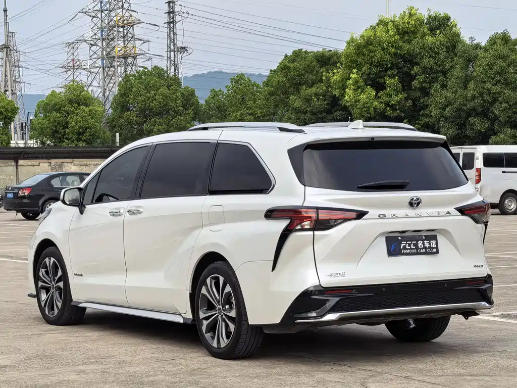 Toyota Granvia 2023 2.5L Luxury PLUS