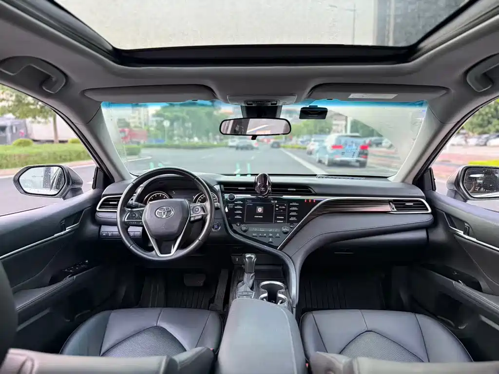 Toyota Camry — миниатюра 5