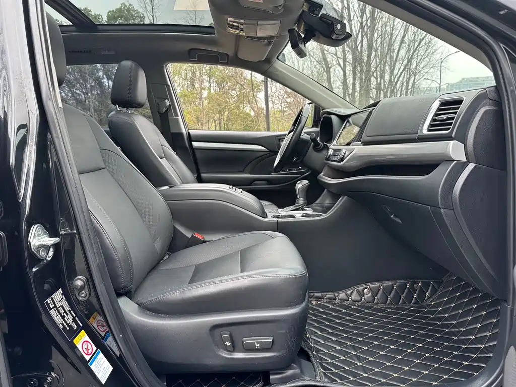 Toyota Highlander 2021 2.0T Luxury 7 мест