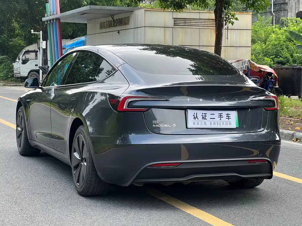 Tesla Model 3 — миниатюра 7