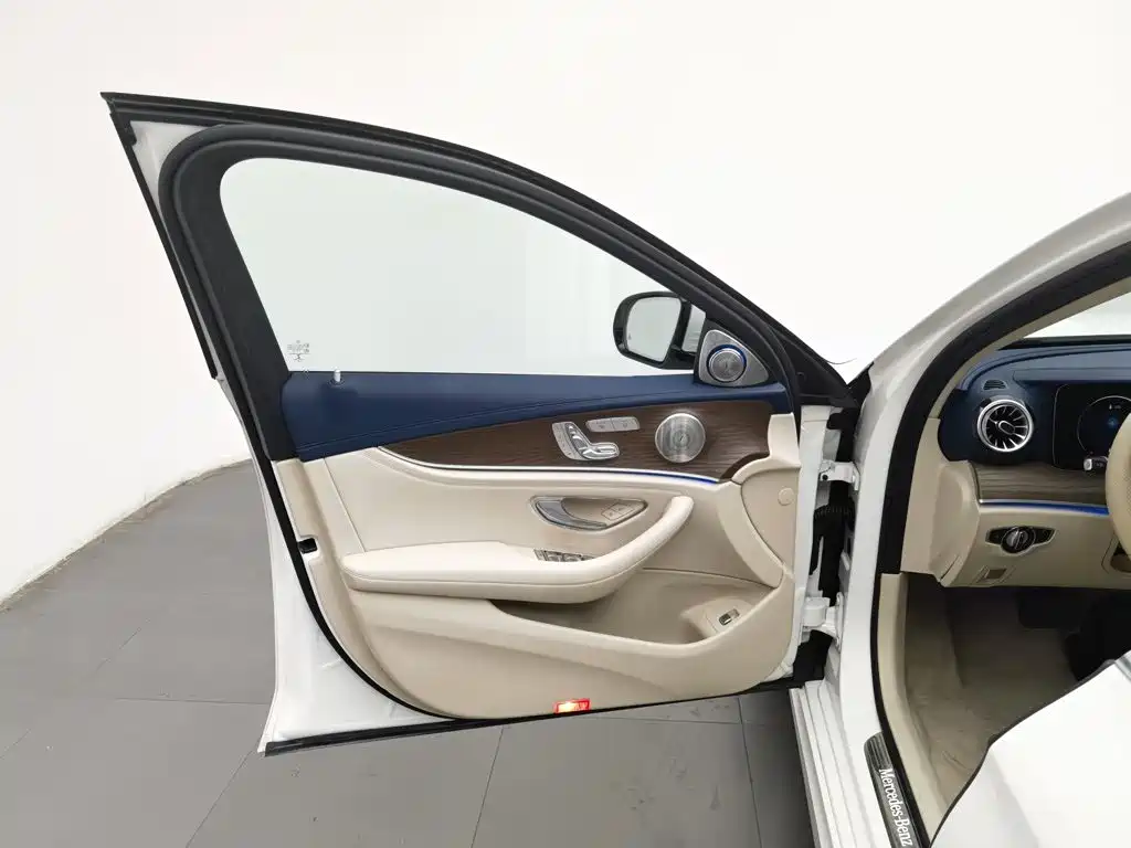 Mercedes-Benz E-Class — миниатюра 8