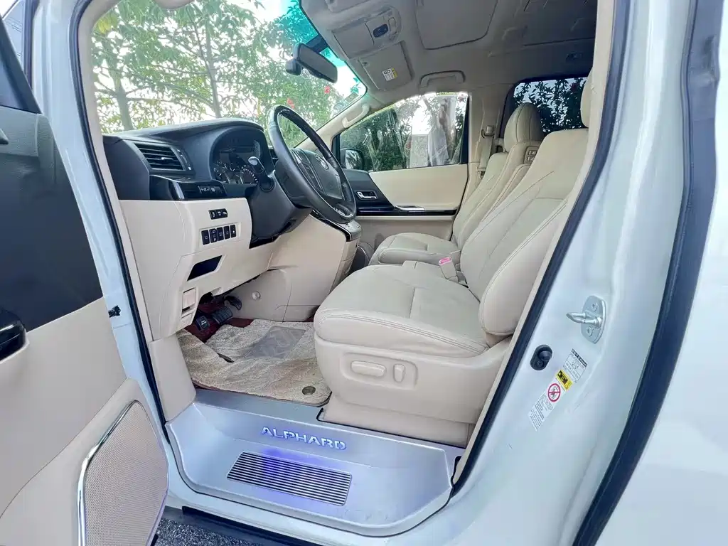 Toyota Alphard — миниатюра 4