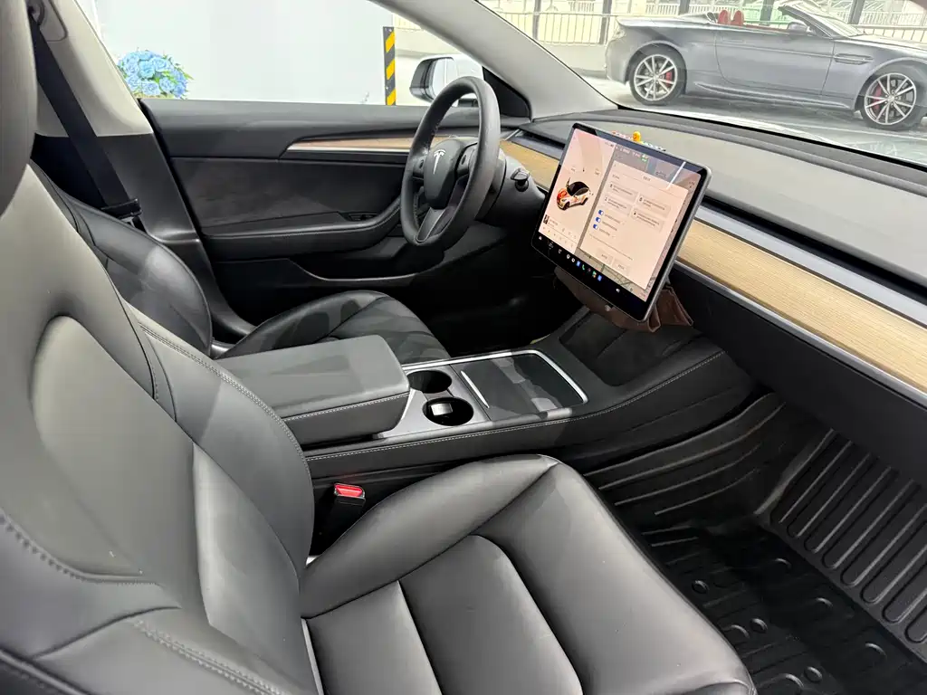 Tesla Model 3 — миниатюра 5