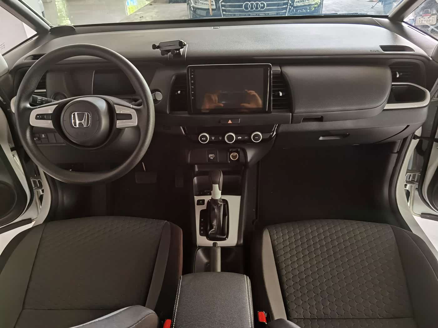 Honda Fit 1.5 л 2021 г. Белый, пробег 27000 км