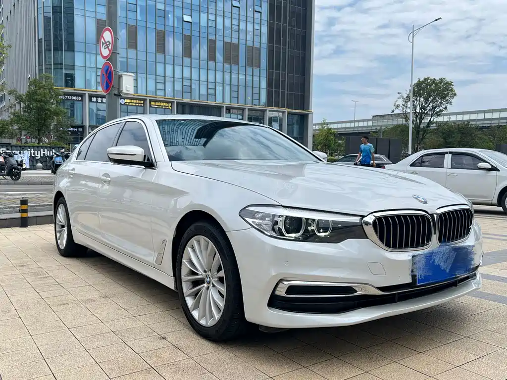 BMW 5 Series — миниатюра 4