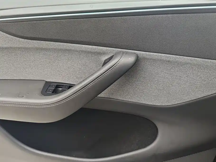 Tesla Model Y — миниатюра 7