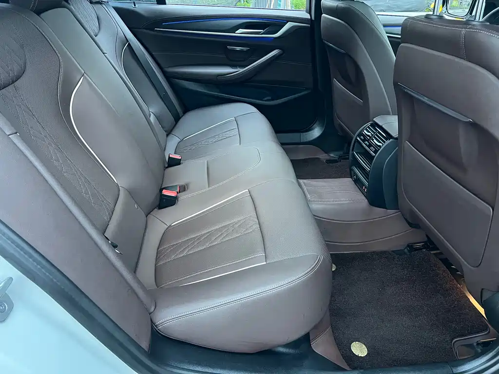 BMW 5 Series — миниатюра 11