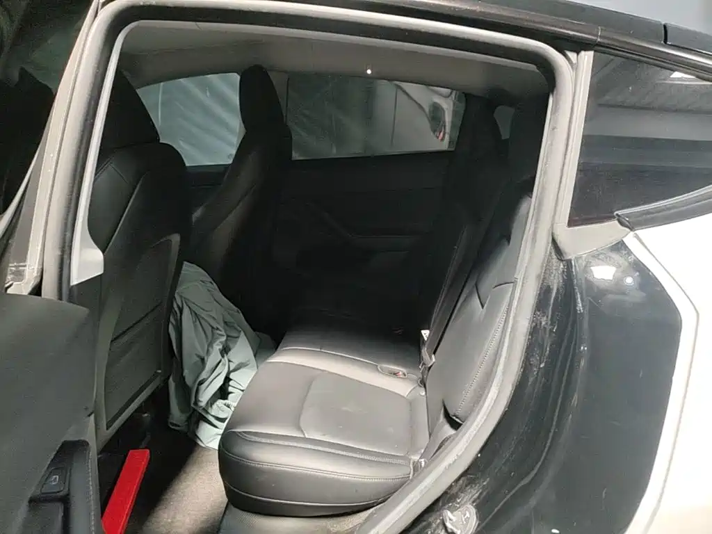 Tesla Model Y — миниатюра 17