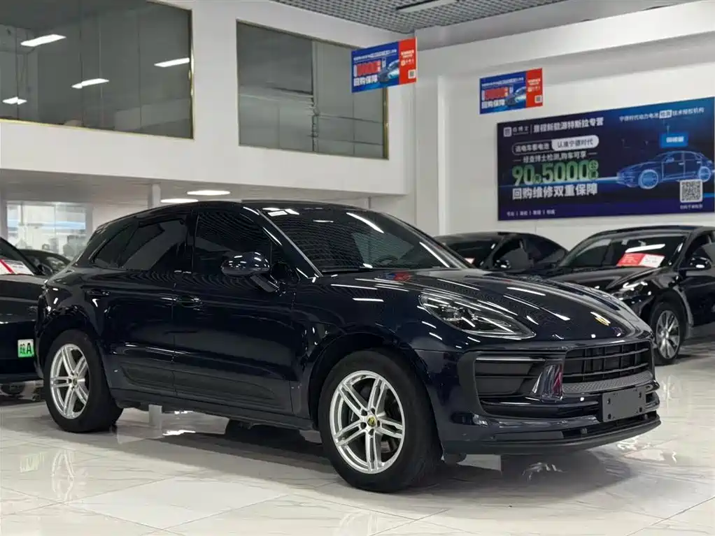 PORSCHE MACAN