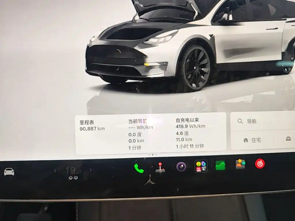 Tesla Model Y — миниатюра 12