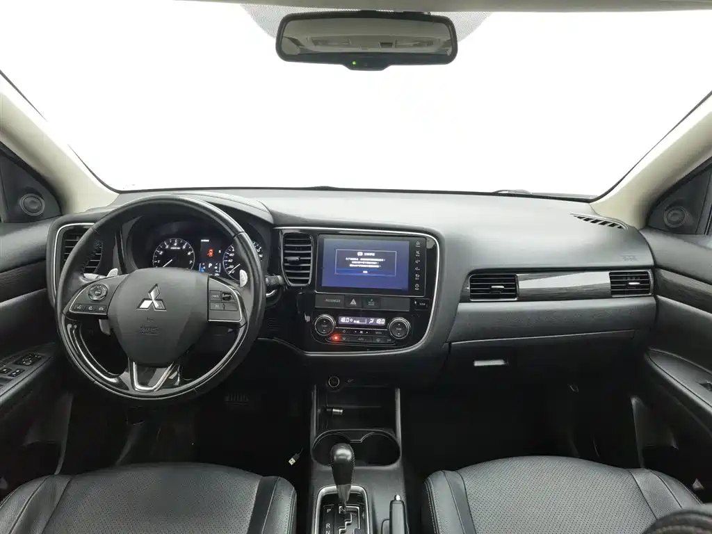 Mitsubishi Outlander 2016 2.4L Elite 5 мест