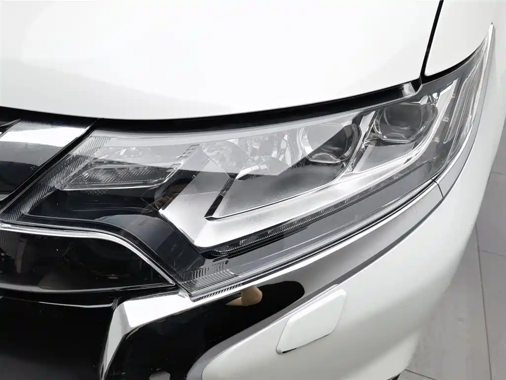 Mitsubishi Outlander 2016 2.4L Elite 5 мест