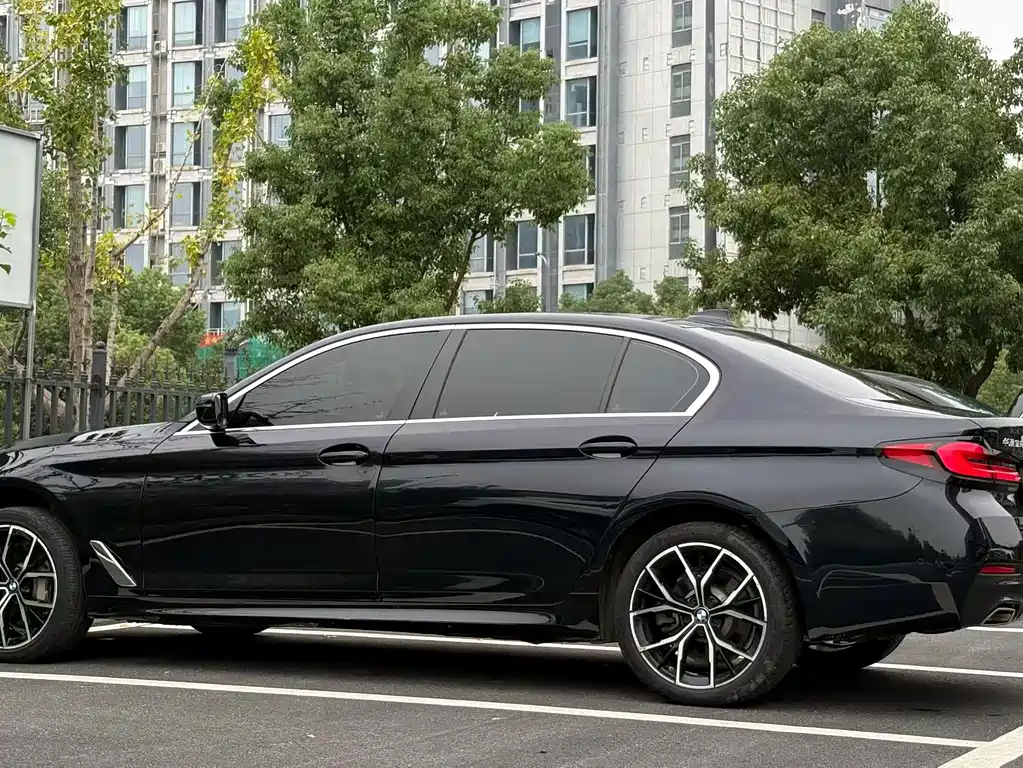 BMW 5 Series — миниатюра 7