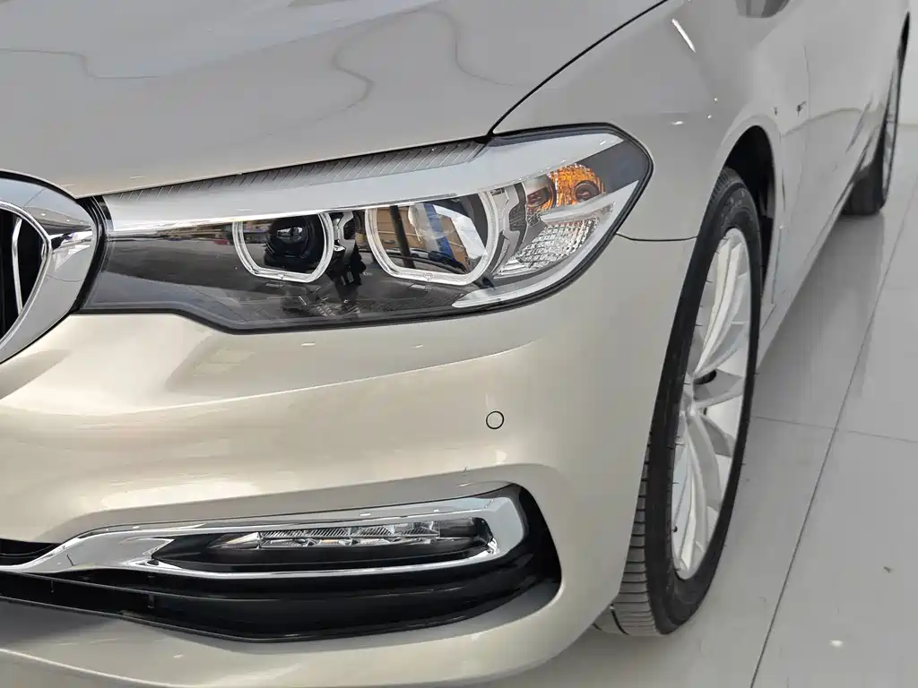 BMW 5 Series — миниатюра 12