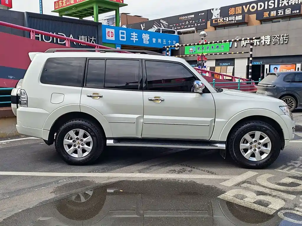 Mitsubishi Pajero (Import) — миниатюра 4