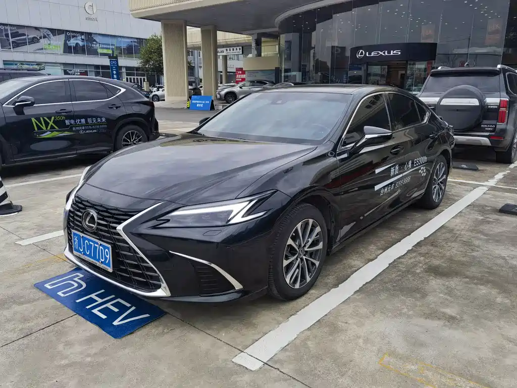 Lexus ES 2025