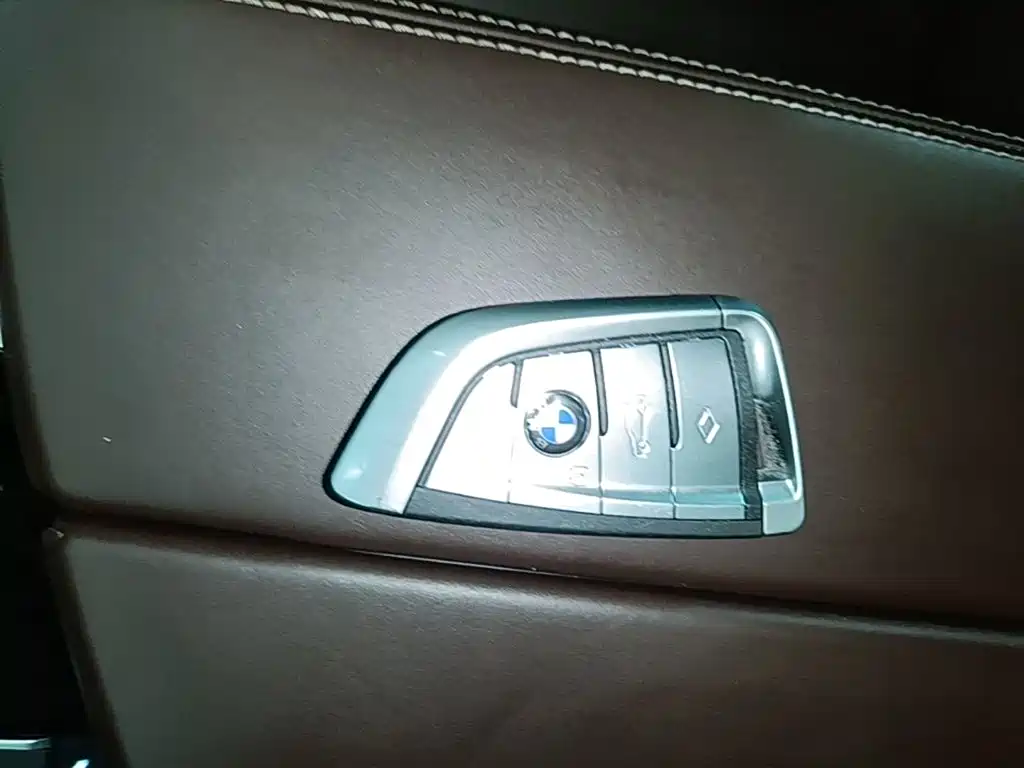 BMW 5 Series New Energy — миниатюра 9