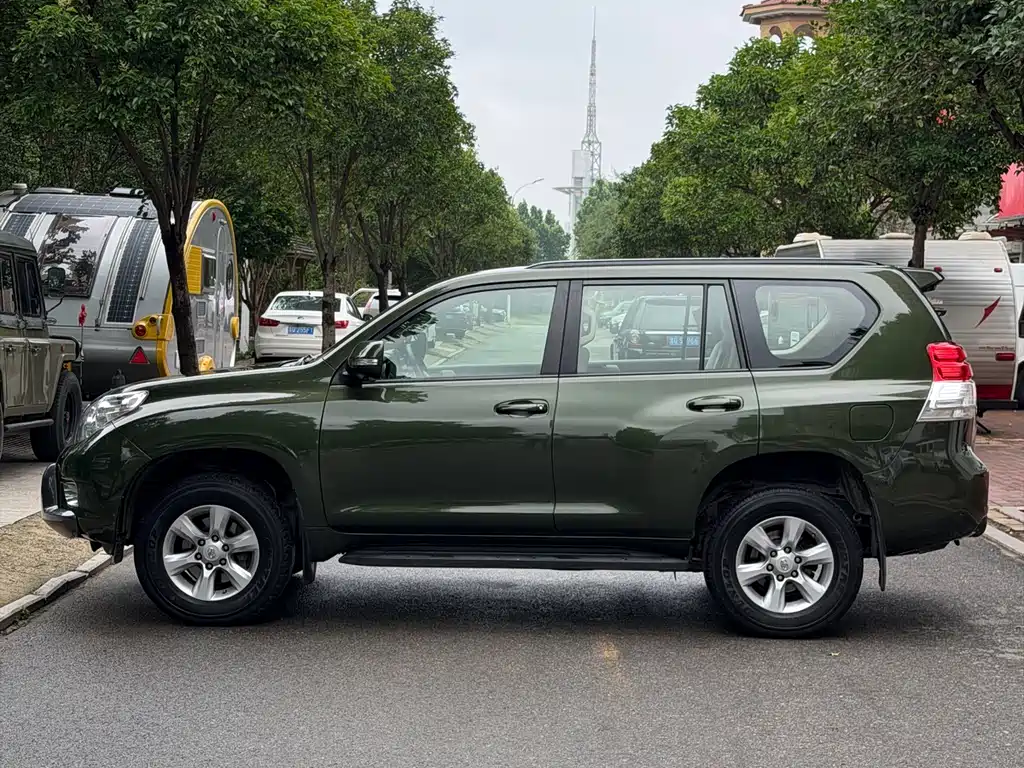 Toyota Land Cruiser Prado 2010 2.7L AT Standard