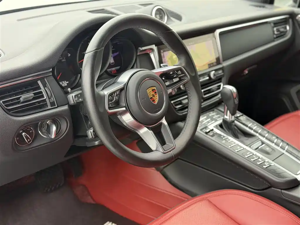 PORSCHE MACAN