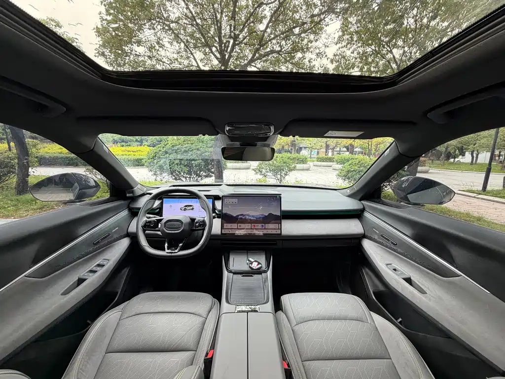 Lynk & Co 08 EM-P 2023 245km Halo