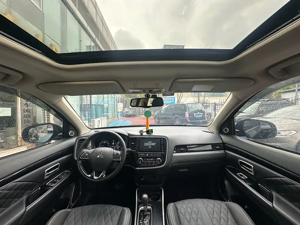 MITSUBISHI OUTLANDER