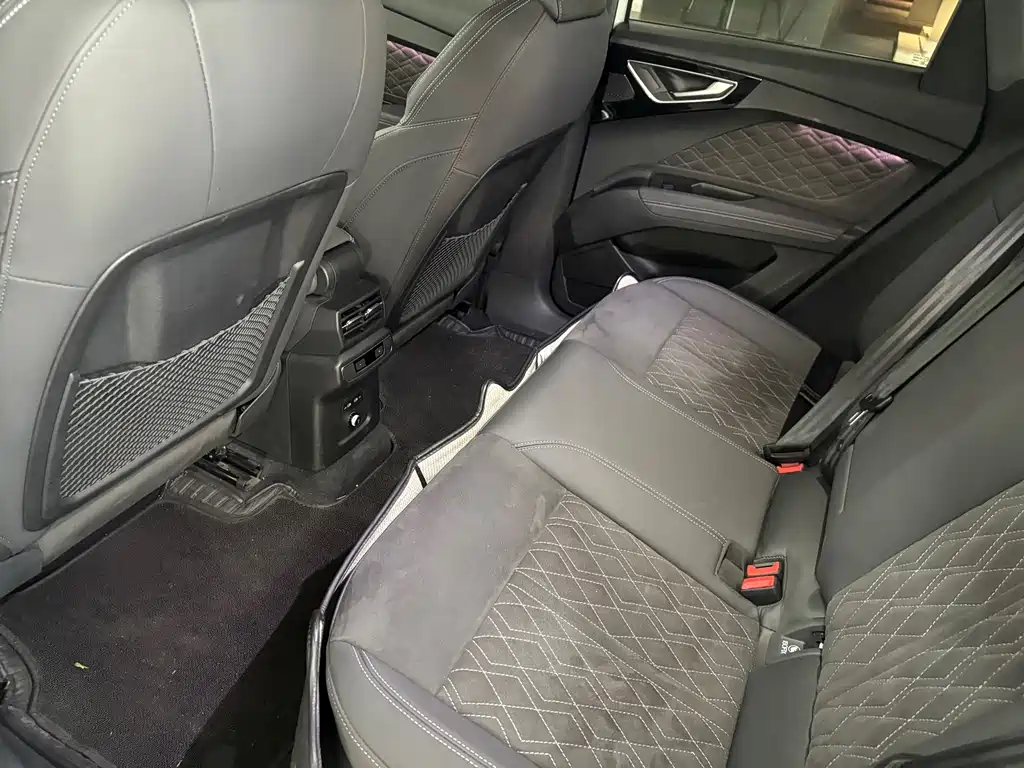 Audi Q4 e-tron — миниатюра 8