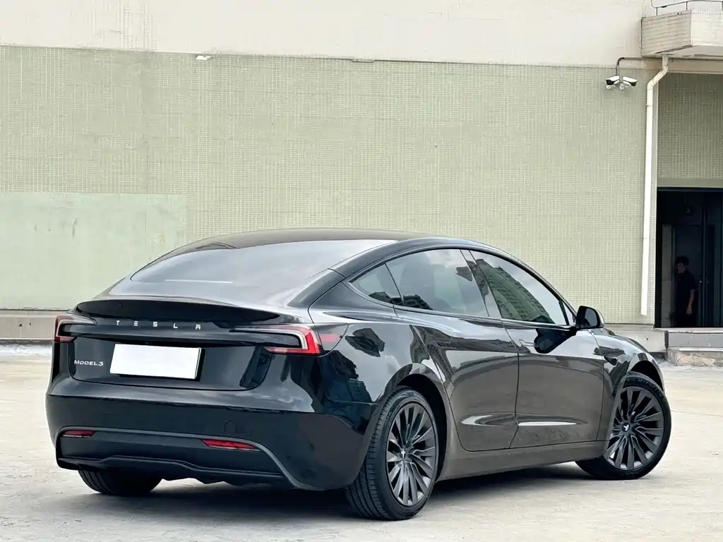 Tesla Model 3 — миниатюра 10