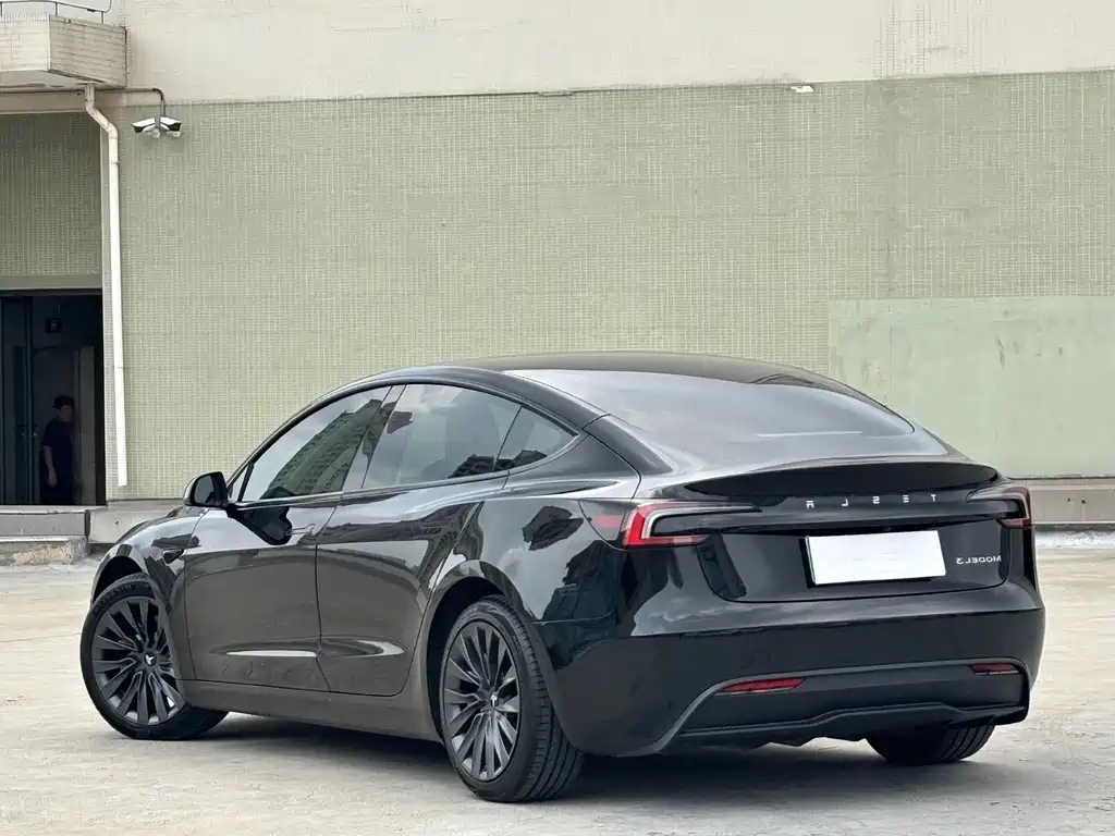 Tesla Model 3 — миниатюра 12