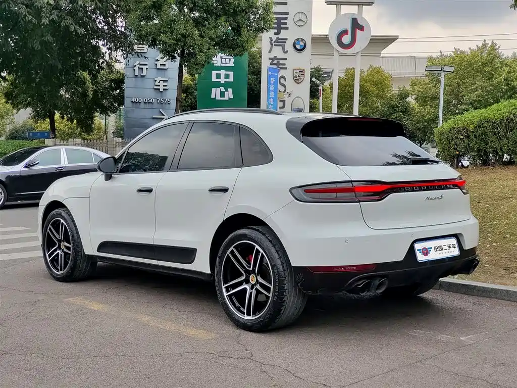 PORSCHE MACAN