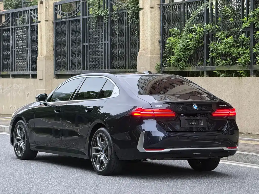BMW 5 Series — миниатюра 6