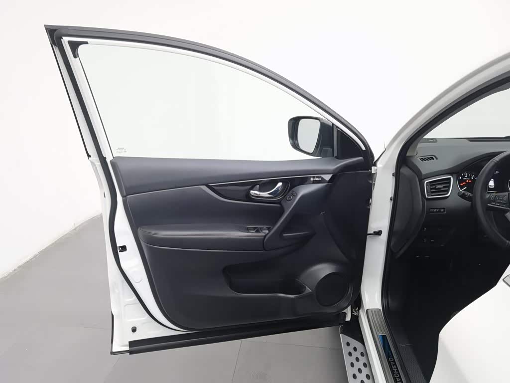 Nissan Qashqai 2.0 л 2023 г. Белый, пробег 31600 км