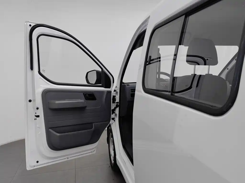 Wuling Yangguang — миниатюра 8