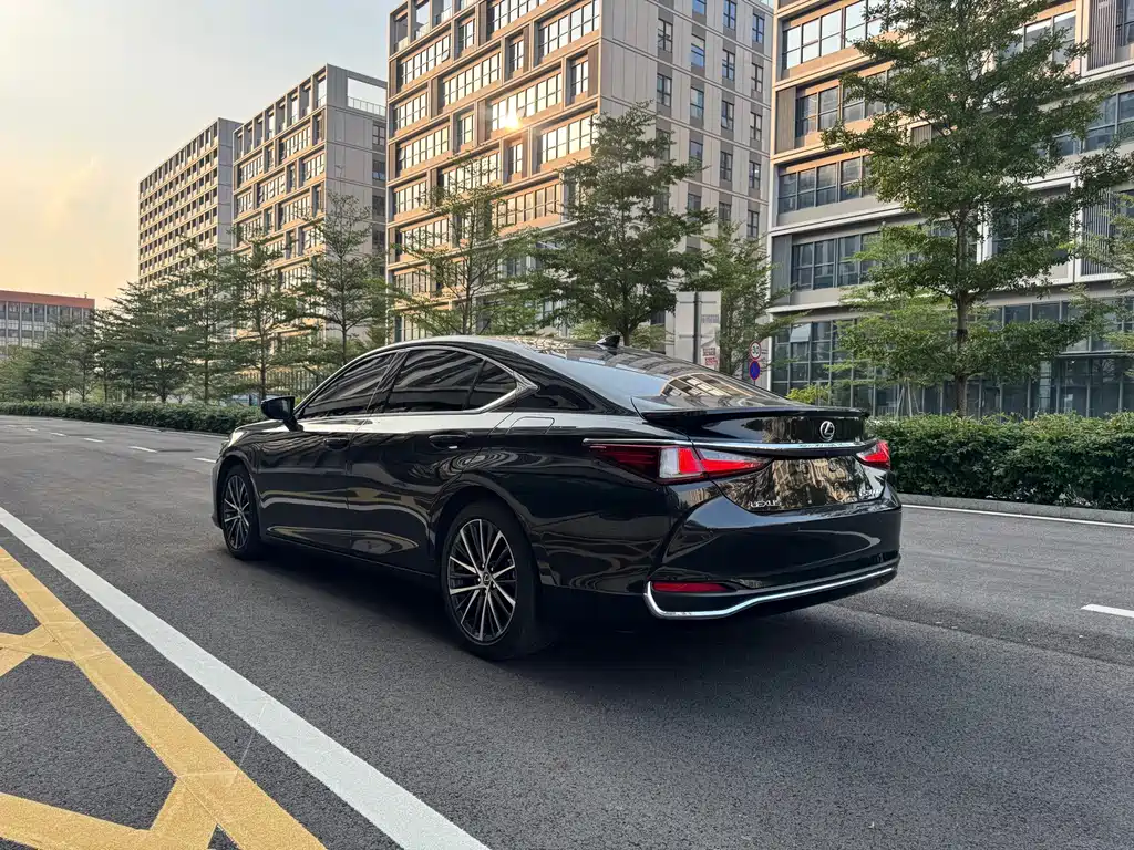 Lexus ES — миниатюра 7