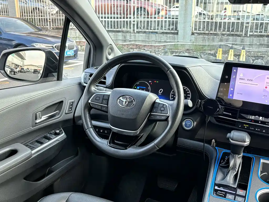 Toyota Sienna — миниатюра 7