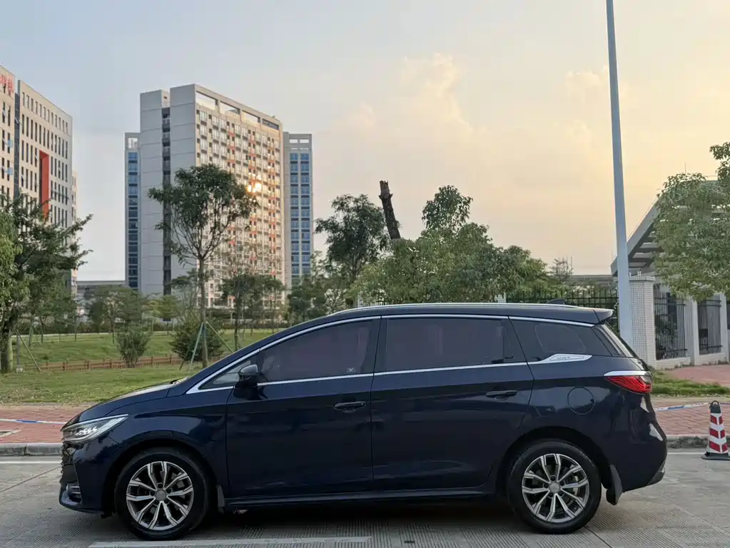 BYD MAX — миниатюра 5