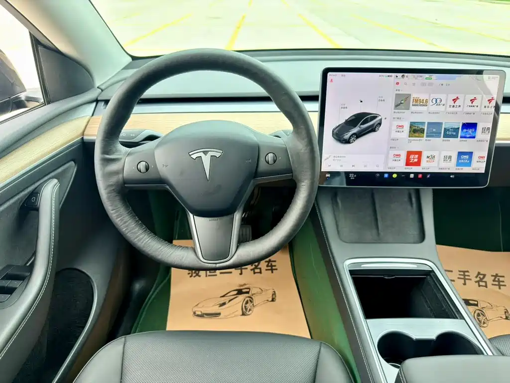 Tesla Model Y — миниатюра 10